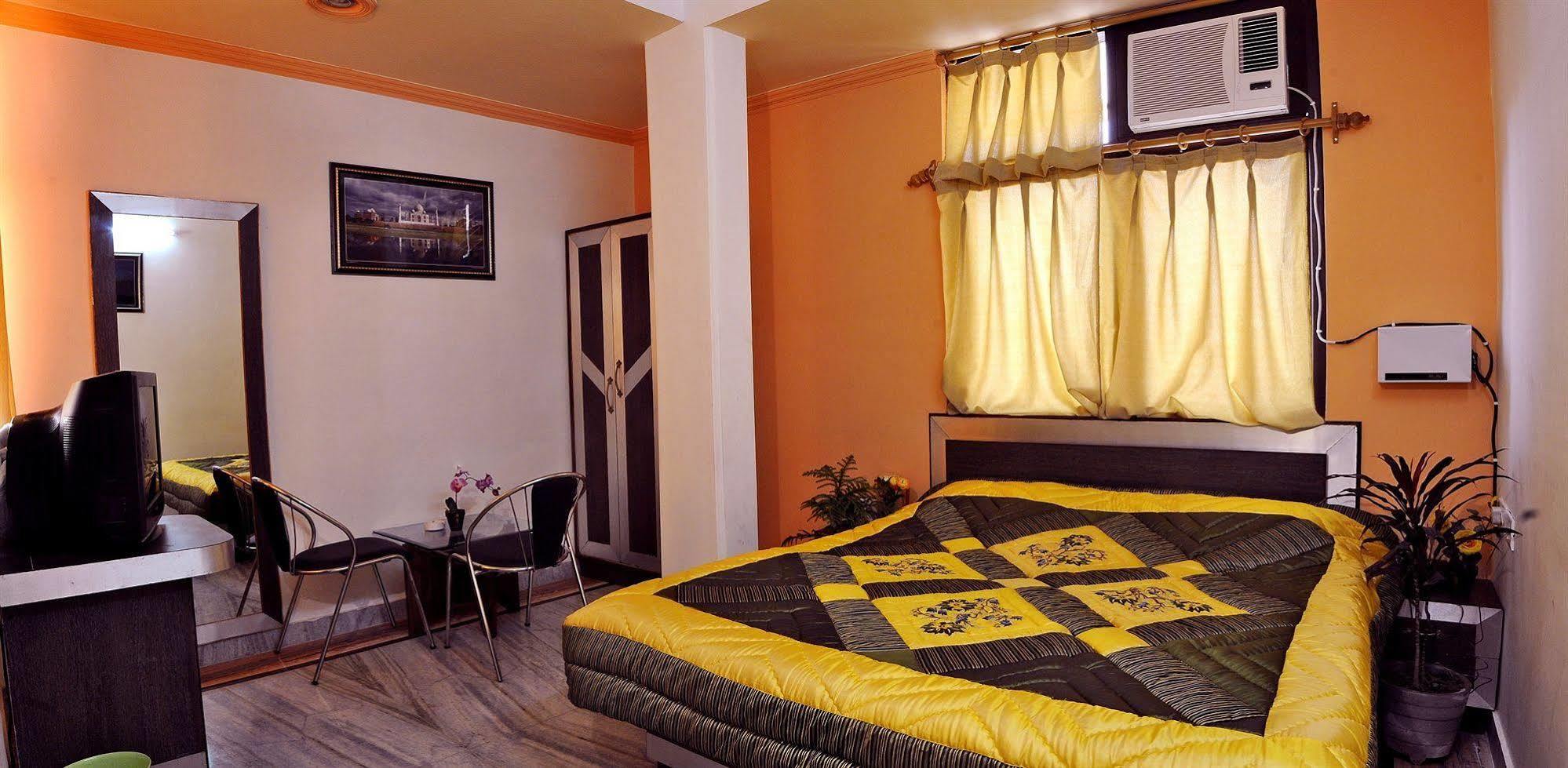 Fabexpress Alpine Hotel Agra  Kültér fotó
